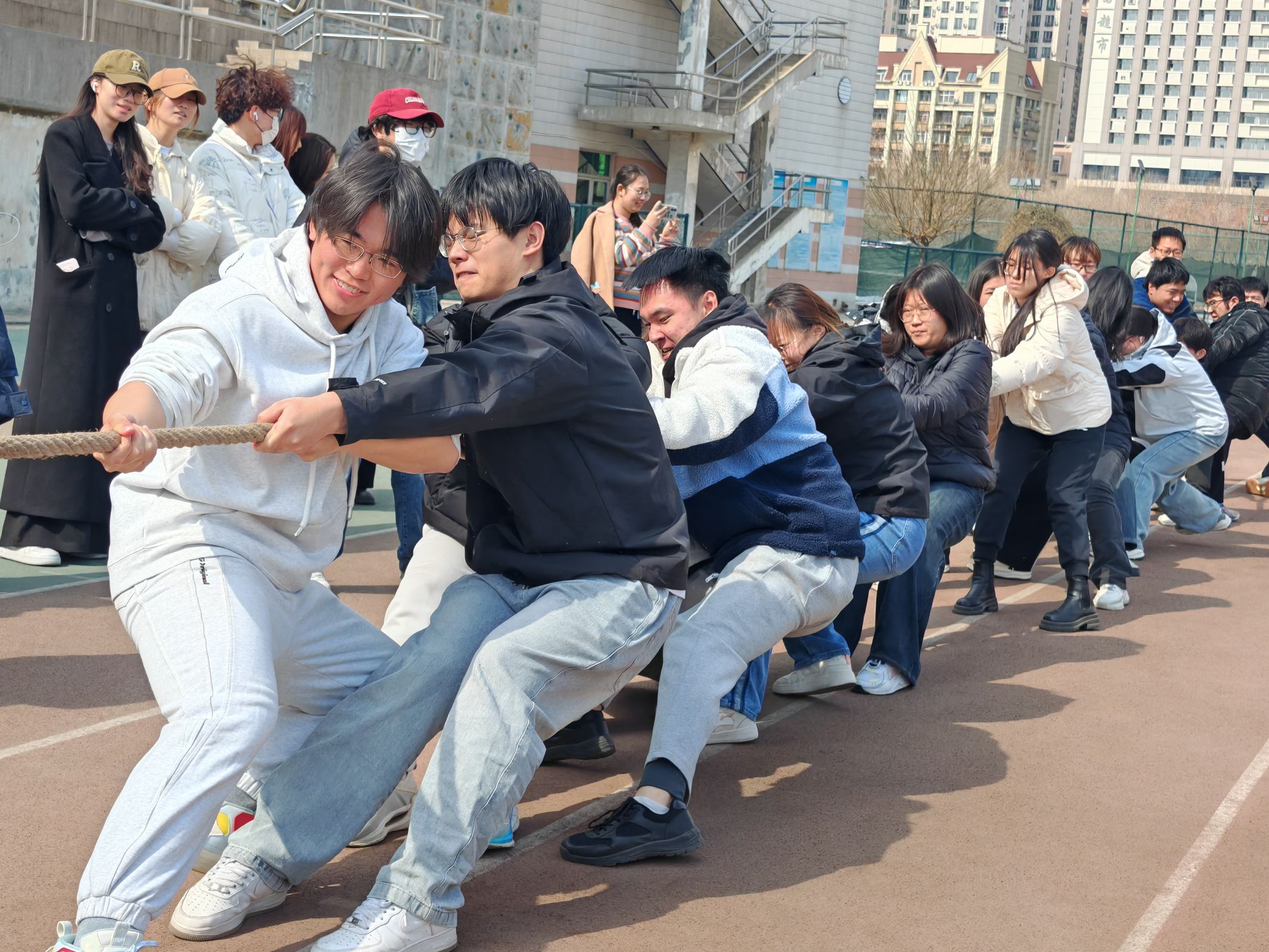 我院举办凝心聚力绳采飞扬拔河比赛暨阳光体育运动启动仪式